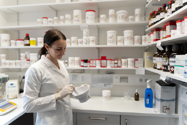 Mitarbeiterin im Labor