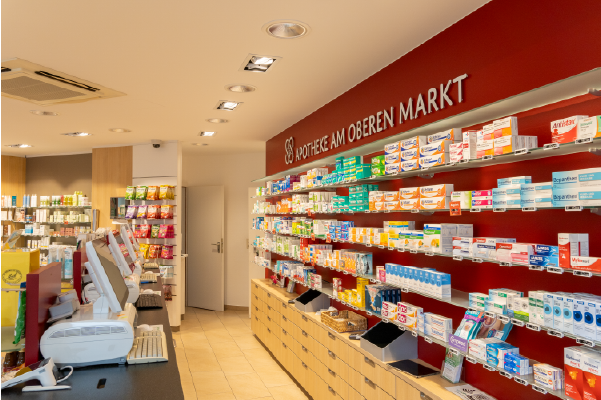 Blick in den Verkaufsraum der Apotheke