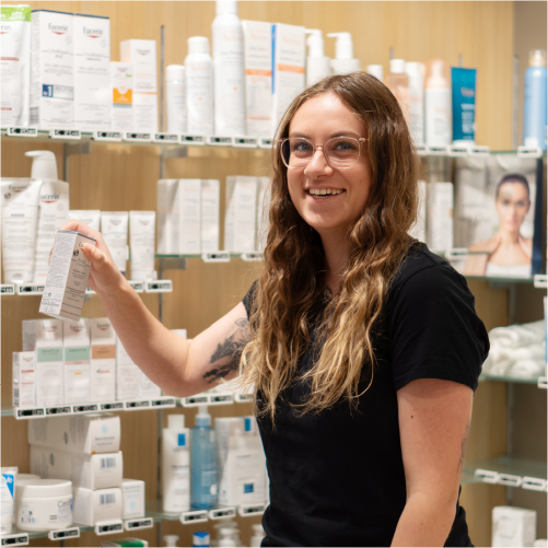 Mitarbeiterin sortiert Kosmetikprodukte in der Freiwahl