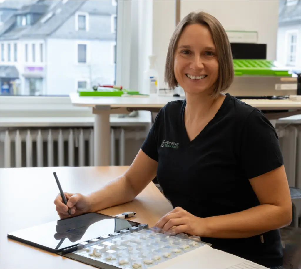 Apothekerin Sarah Sauer kontrolliert einen Blister