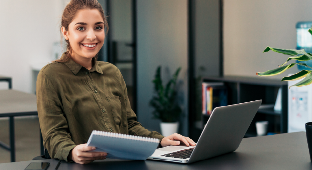 Frau an einem Schreibtisch mit einem Laptop