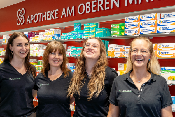 4 lächelnde Mitarbeiterinnen