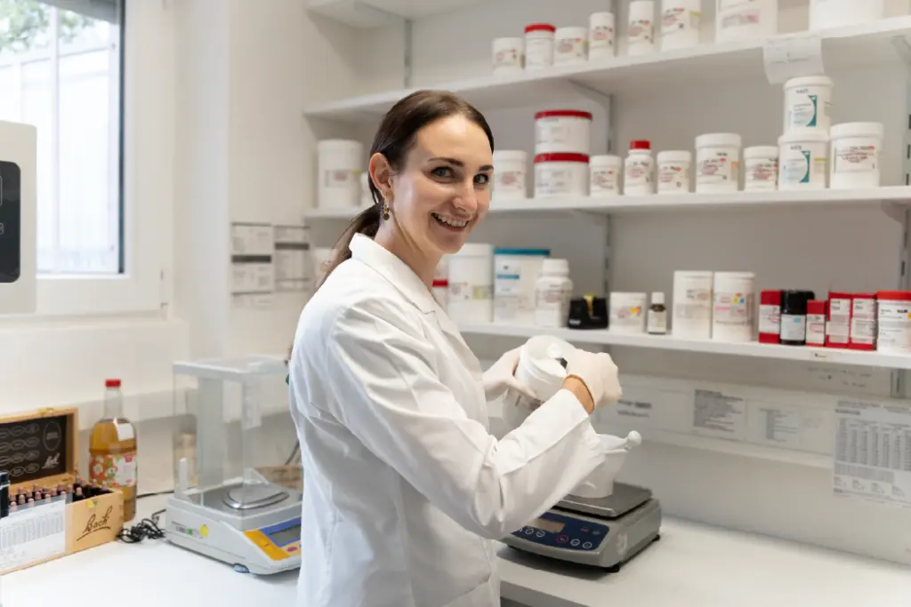 Labormitarbeiterin, die gerade das Anrühren einer Creme vorbereitet