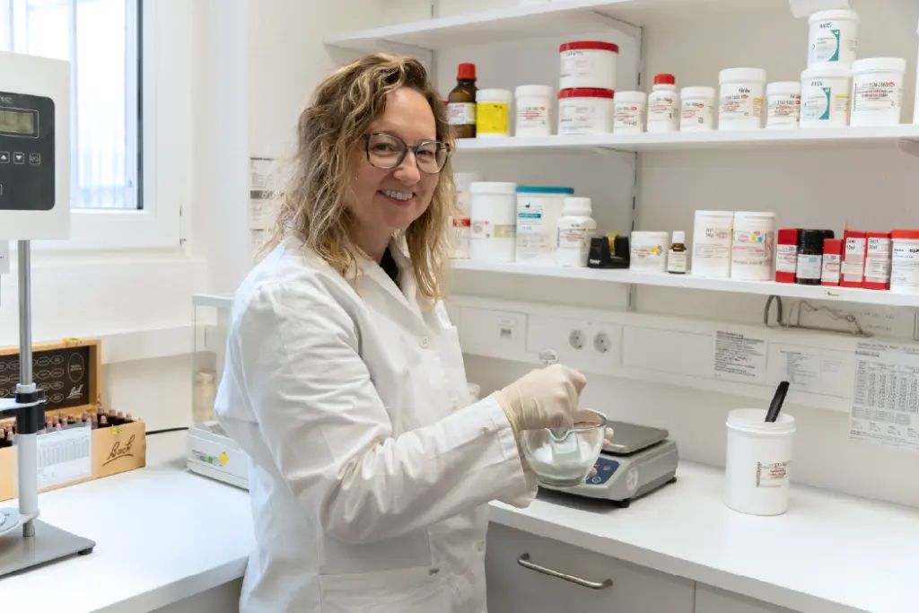 Labormitarbeiterin, die Reibschale mit Pistill in den Händen hält