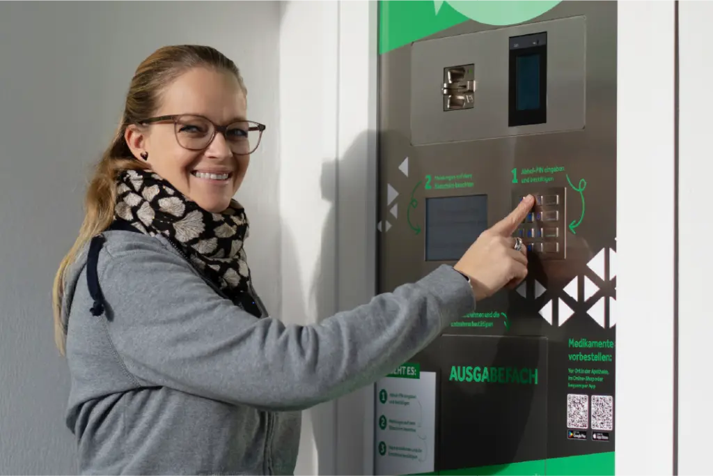 Mitarbeiterin der Apotheke am Oberen Markt entnimmt Medikamente am 24-Stunden-Abholautomat